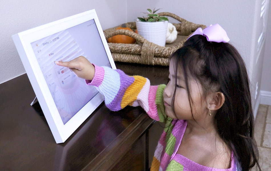 aluratek 10-inch smart wifi touchscreen digital calendar photo frame 32gb rewards program