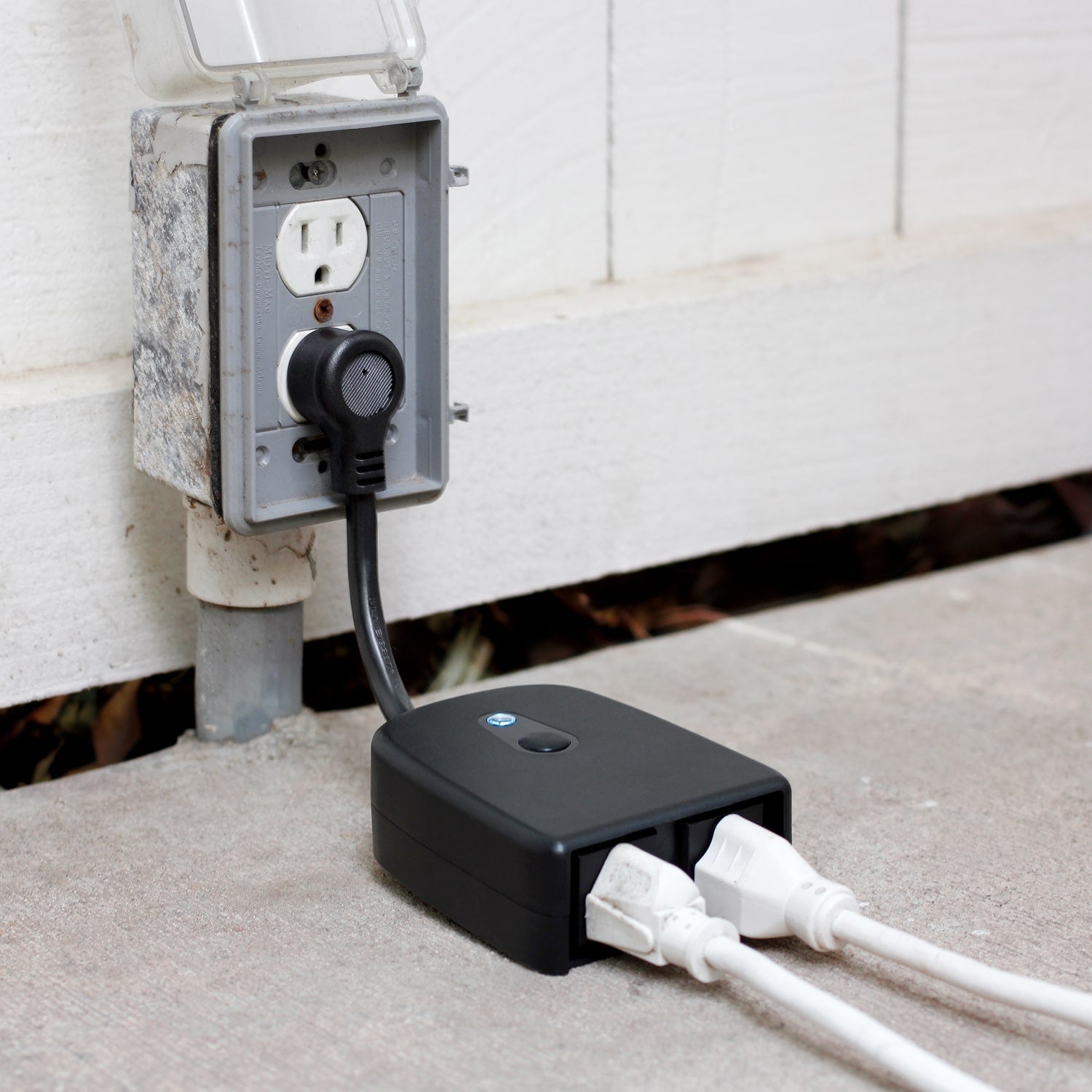 Aluratek eco4life SmartHome WiFi Outdoor Dual-Plug lifestyle plugged