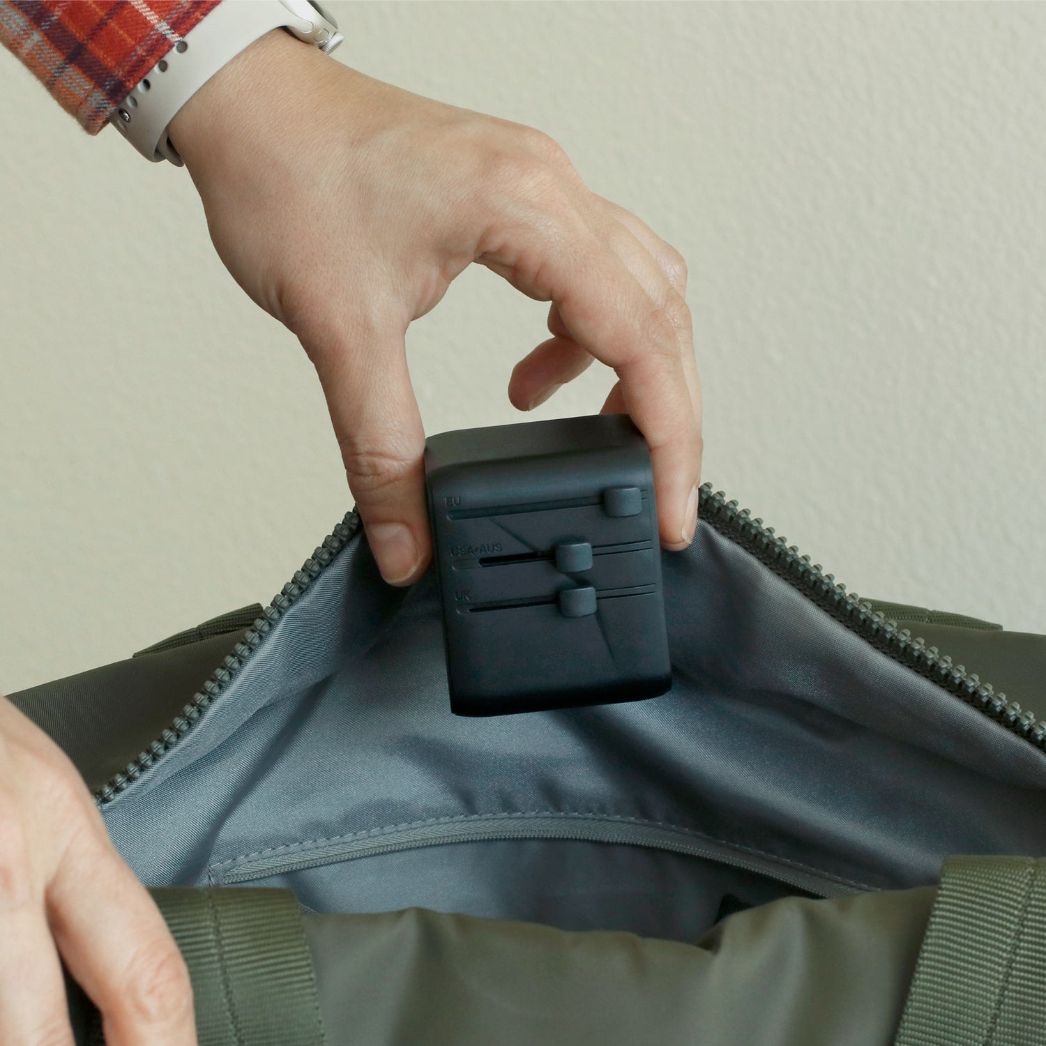 Aluratek universal 20W Travel adapter